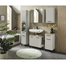 Modernes Badezimmer-Set in Weiß mit Holzoptik-Details, Waschbecken, Spiegelschrank und Schränken mit schwarzen Griffen.