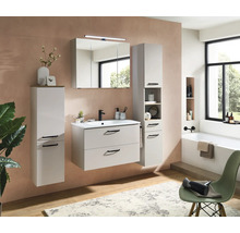 Modernes Badezimmer-Set mit hellgrauem Waschtischunterschrank, Spiegelschrank mit Beleuchtung und zwei hohen Seitenschränken.
