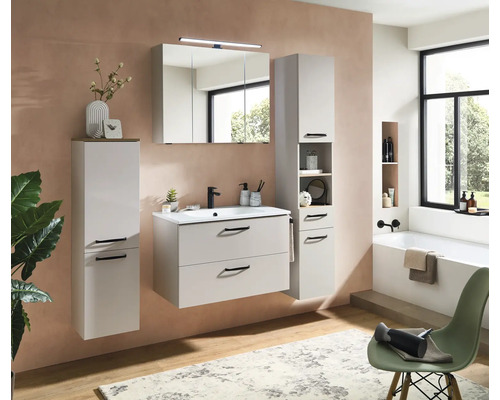 Modernes Badezimmer-Set mit hellgrauem Waschtischunterschrank, Spiegelschrank mit Beleuchtung und zwei hohen Seitenschränken.