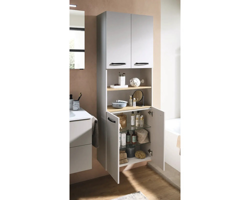 Moderner Badezimmer-Hochschrank mit zwei Türen oben, zwei offenen Holzregalfächern mittig und zwei Türen unten, eine davon geöffnet mit Glasböden.