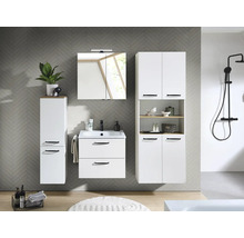 Modernes, helles Badezimmerset mit weißen Möbeln, schwarzen Griffen, Waschbeckenunterschrank und Spiegelschrank vor grauer Wand.
