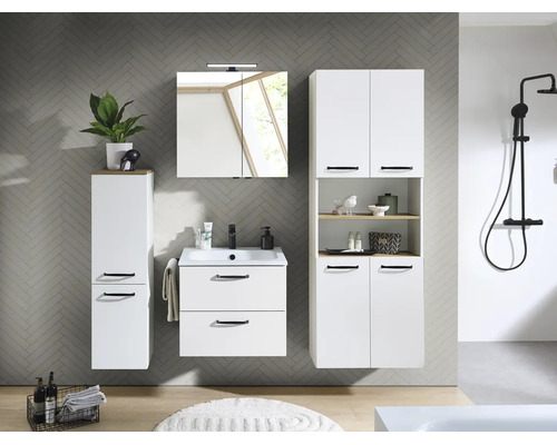 Modernes, helles Badezimmerset mit weißen Möbeln, schwarzen Griffen, Waschbeckenunterschrank und Spiegelschrank vor grauer Wand.