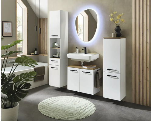 Modernes Badset in Weiß mit Waschtisch, schwarzer Armatur, LED-Spiegel und Hochschränken im hellen Badezimmer mit Holzdekor.