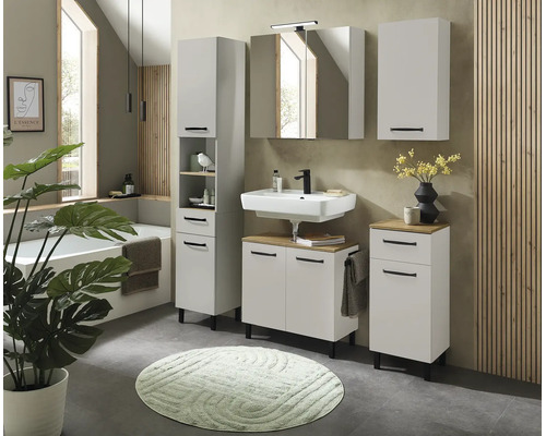 Modernes Badezimmer-Set in Weiß mit Holzoptik-Details, Waschbecken, Spiegelschrank und Schränken mit schwarzen Griffen.