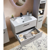 Moderner Badezimmer-Waschtischunterschrank in Grau mit weißem Keramikwaschbecken, schwarzer Armatur und offenem Auszug mit Handtüchern.