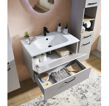Moderner Waschtischunterschrank in Grau mit weißem Keramikwaschbecken, schwarzer Armatur und passendem Hochschrank im hellen Badezimmer.