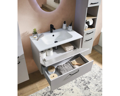 Moderner Waschtischunterschrank in Grau mit weißem Keramikwaschbecken, schwarzer Armatur und passendem Hochschrank im hellen Badezimmer.