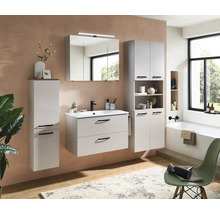 Modernes Badmöbel-Set in Hellgrau mit Waschbeckenunterschrank, Spiegelschrank mit Beleuchtung und Hochschränken in einem hellen Badezimmer.