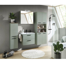 Modernes Badezimmermöbel-Set in Salbeigrün mit Waschbeckenunterschrank, Spiegelschrank und Hochschränken vor grauer Wand in Fischgrätoptik.