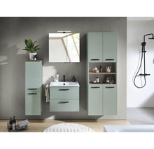 Modernes Badezimmermöbel Set in Salbeigrün mit Waschtischunterschrank, Spiegelschrank, Hochschrank und schwarzer Duscharmatur vor einer Fliesenwand.