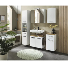 Hell eingerichtetes Badezimmer mit modernen weißen Möbeln, Holzdetails, einem Waschtisch, Spiegelschrank und Badewanne.
