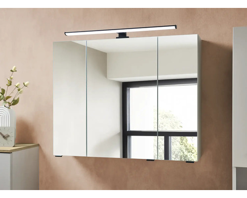 Dreitüriger Badezimmer-Spiegelschrank mit LED-Aufsatzleuchte.