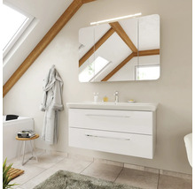Modernes Badezimmer mit weißem Waschtisch, zwei Schubladen, Keramikwaschbecken und Spiegelschrank mit LED unter einer Dachschräge.
