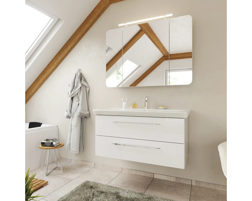 Modernes Badezimmer mit weißem Waschtisch, zwei Schubladen, Keramikwaschbecken und Spiegelschrank mit LED unter einer Dachschräge.
