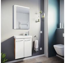 Modernes Badezimmer mit weißem Waschbeckenunterschrank, Keramikwaschbecken, LED-Spiegel und Wandtoilette. Hell und strukturiert gestaltet.