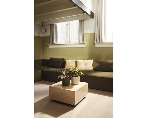 Modernes Wohnzimmer mit zweifarbig gestrichenen Wänden, großer Eckcouch, quadratischem Beistelltisch und dekorativen Zimmerpflanzen.