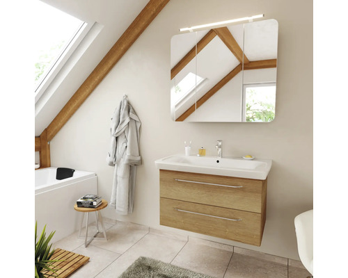 Modernes Badezimmer im Dachgeschoss mit Waschtischunterschrank in Eichenoptik, weißem Waschbecken und beleuchtetem Spiegelschrank.
