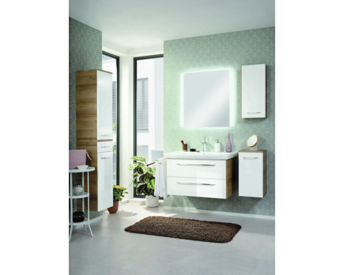 Modernes Badezimmermöbel-Set mit weißem Waschtischunterschrank, beleuchtetem Spiegel und Schränken in Holzoptik in hellem Badezimmer.