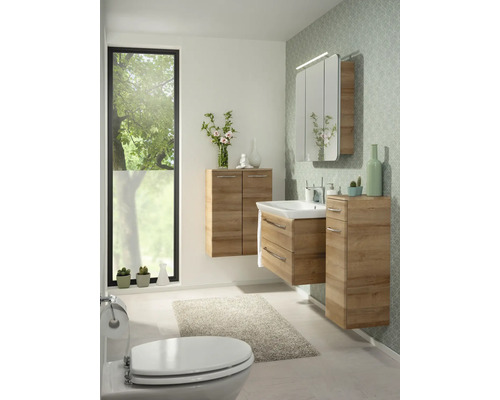 Modernes Badezimmer-Set in Eichenoptik mit Waschtisch, Spiegelschrank und Hängeschränken vor einer gemusterten Wand.