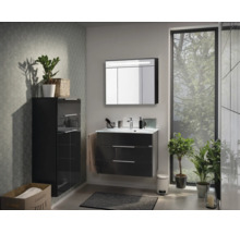 Modernes Badezimmer Set in Anthrazit Hochglanz mit Waschtischunterschrank, Spiegelschrank und Hochschrank neben einem großen Fenster.
