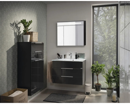 Modernes Badezimmer Set in Anthrazit Hochglanz mit Waschtischunterschrank, Spiegelschrank und Hochschrank neben einem großen Fenster.