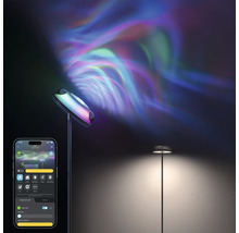 Smarte Stehleuchte mit farbiger Lichtprojektion und App-Steuerung auf einem Smartphone.