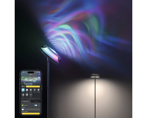 Smarte Stehleuchte mit farbiger Lichtprojektion und App-Steuerung auf einem Smartphone.