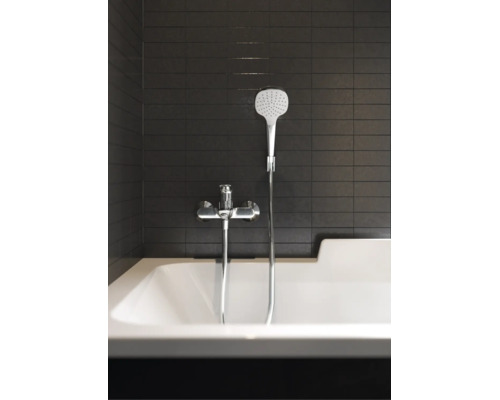 Badewannenarmatur aus Chrom mit Handbrause und Brauseschlauch an einer gefliesten Wand über einer Badewanne.