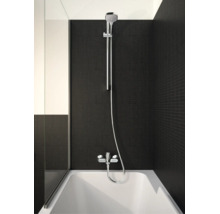 Duschset mit Handbrause, Brausestange und Wannenarmatur in Chrom an einer Wand mit dunklen Mosaikfliesen über einer weißen Badewanne.
