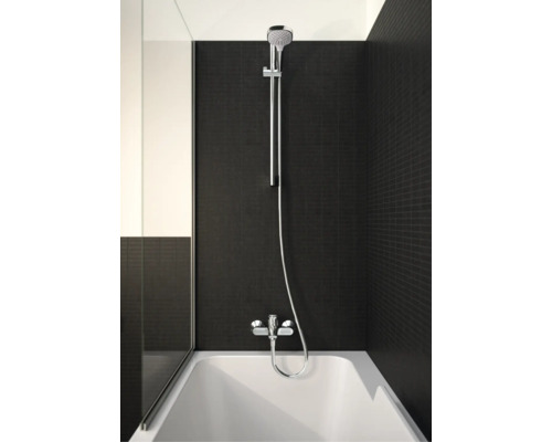 Duschset mit Handbrause, Brausestange und Wannenarmatur in Chrom an einer Wand mit dunklen Mosaikfliesen über einer weißen Badewanne.