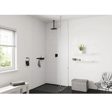 Modernes, helles Badezimmer mit begehbarer Dusche, schwarzer Decken-Regendusche, Glas-Duschwand und schwarzen Accessoires.