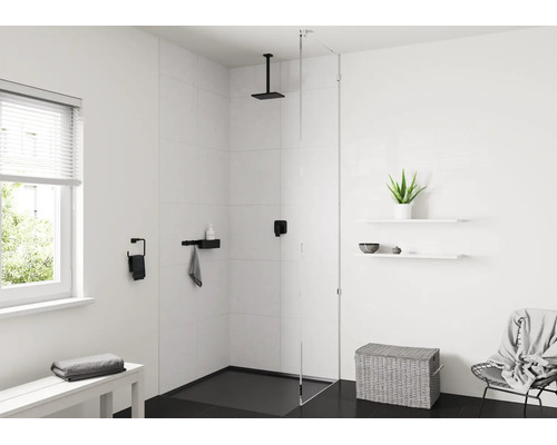 Modernes, helles Badezimmer mit begehbarer Dusche, schwarzer Decken-Regendusche, Glas-Duschwand und schwarzen Accessoires.