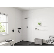 Modernes, helles Badezimmer mit begehbarer Dusche, Glastrennwand, weißen Fliesen, schwarzem Boden, Regalen und einem Wäschekorb aus Geflecht.
