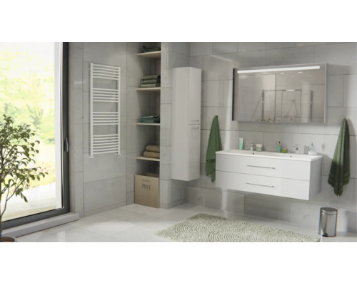 Modernes Badezimmer mit weißem Waschbeckenunterschrank, Spiegelschrank, Hochschrank und weißem Handtuchheizkörper vor grauen Fliesen.