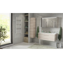 Modernes Badezimmer mit Waschtisch in Holzoptik, Spiegelschrank, Hochschrank und Handtuchheizkörper an Fliesenwänden.