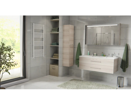 Modernes Badezimmer mit Waschtisch in Holzoptik, Spiegelschrank, Hochschrank und Handtuchheizkörper an Fliesenwänden.