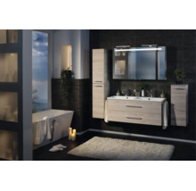 Modernes Badezimmerset in Holzoptik mit Doppelwaschtisch, Spiegelschrank, Hochschränken und freistehender Badewanne an dunkler Fliesenwand.