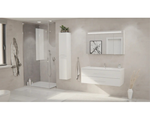 Modernes, helles Badezimmer mit weißem Waschtischunterschrank, Spiegelschrank mit Beleuchtung, Hochschrank und begehbarer Glasdusche.