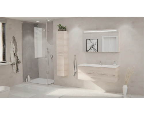 Modernes Badezimmer mit Waschtischunterschrank in heller Holzoptik, Spiegelschrank, Hochschrank und begehbarer Glasdusche. Helles, geordnetes Design.