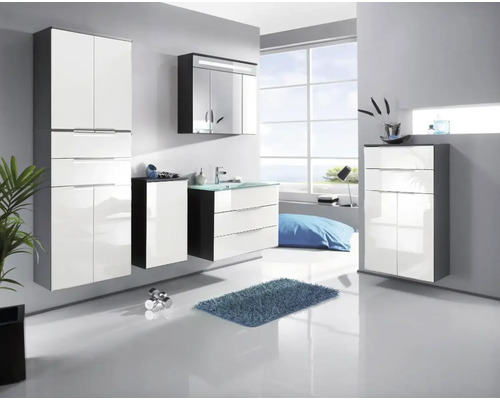 Modernes, helles Badezimmermöbel Set in Weiß Hochglanz und Anthrazit mit Hochschrank, Waschtisch, Spiegelschrank und Beischränken in einem hellen Raum.