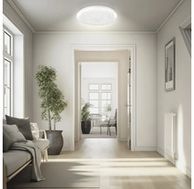Runde LED-Deckenleuchte mit Sterneneffekt in einem hellen, modern eingerichteten Wohnbereich mit Blick in den Flur.