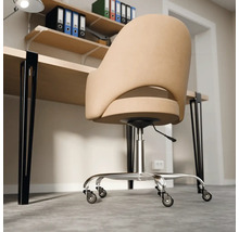 Heller, organisierter Arbeitsplatz mit beige gepolstertem Schreibtischstuhl, hellem Holztisch mit schwarzen Metallbeinen und Regal mit Ordnern.