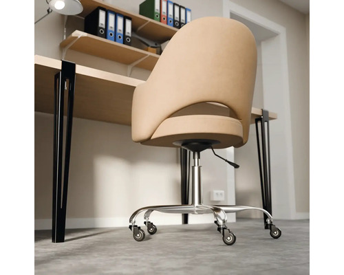 Heller, organisierter Arbeitsplatz mit beige gepolstertem Schreibtischstuhl, hellem Holztisch mit schwarzen Metallbeinen und Regal mit Ordnern.