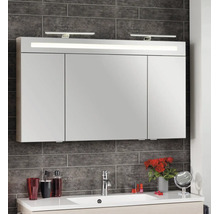 Dreitüriger Spiegelschrank mit integrierter LED-Beleuchtung über einem Waschbecken in einem modern gefliesten Badezimmer.