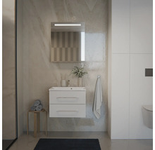 Modernes Badezimmer-Set mit weißem Waschbeckenunterschrank, zwei Schubladen und Spiegelschrank mit LED-Licht an einer Wand in Marmor-Optik.
