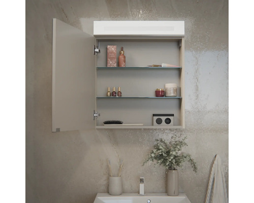 Spiegelschrank im Badezimmer mit LED-Beleuchtung, zwei Glaseinlegeböden, geöffneter Tür und verschiedenen Pflegeprodukten.
