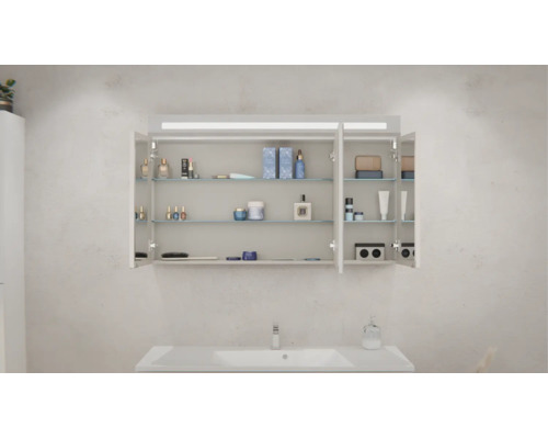 Offener dreitüriger Spiegelschrank mit Beleuchtung, Glasböden und Kosmetikartikeln über einem Waschbecken.