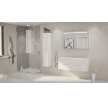 Modernes, helles Badezimmer mit Waschtischunterschrank, Spiegelschrank, Hochschrank und einer begehbaren Dusche mit Glaswänden.