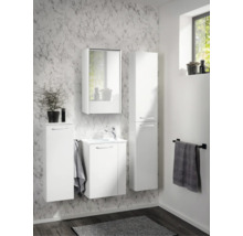 Modernes weißes Badezimmer-Set bestehend aus Waschbeckenunterschrank, Spiegelschrank, Hochschrank und Seitenschrank vor Wand mit Marmormuster.