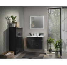 Modernes Badezimmer mit dunklem Waschtischunterschrank, weißem Waschbecken, beleuchtetem Spiegel und hohem Beistellschrank.